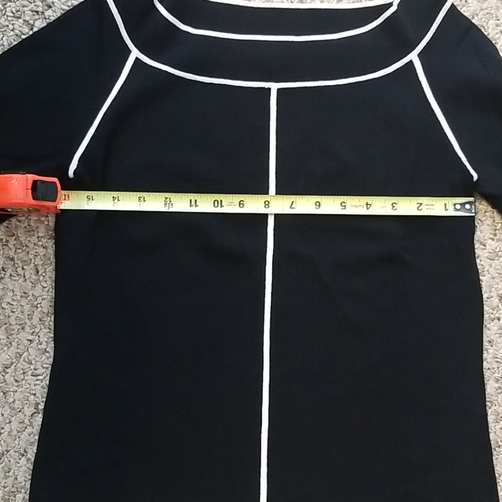 3/$20 Woman top - Picture 3 of 4